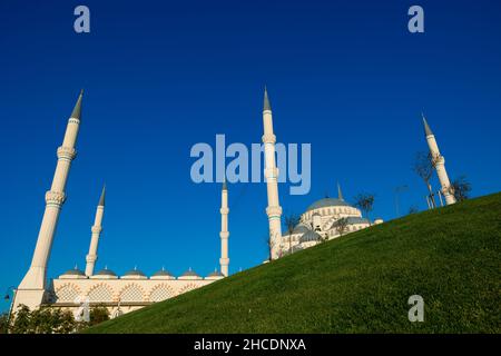 Mosquée Camlica.Vue panoramique sur la mosquée Camlica d'Istanbul.Ramadan ou photo de fond islamique. Banque D'Images