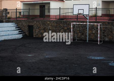 Cendres volcaniques dans les rues en milieu urbain après une éruption.Cendres et scories, lave solide du paysage post-apocalyptique du volcan Banque D'Images