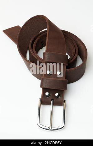 Élégante ceinture en cuir brun roulée isolée sur fond blanc de studio Banque D'Images