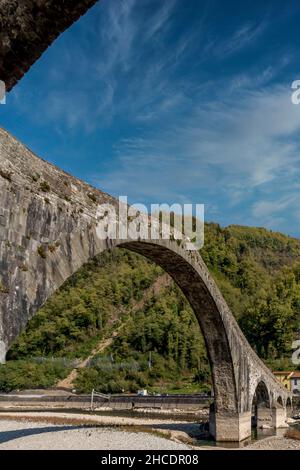 Vue verticale de l'ancien Ponte della Maddalena ou du pont del Diavolo, Borgo a Mozzano, Italie Banque D'Images