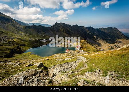 Vue aérienne sur le lac Balea et une partie de la route Transfagarasan.Photo prise le 31st décembre 2020, comté de Sibiu, Roumanie. Banque D'Images