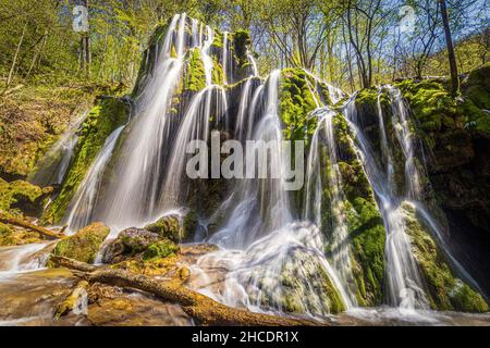 La chute d'eau de Beussita 1, l'une des nombreuses cascades rencontrées lors de la randonnée dans le parc national de Chérile Nerei-Beussita.Photo prise le 24th avril 2021 CH Banque D'Images