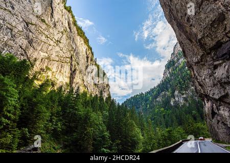 Route à travers les Gorges de Bicaz vue pendant une belle journée d'été.Photo prise le 20th août 2020 dans les Carpates, Roumanie. Banque D'Images