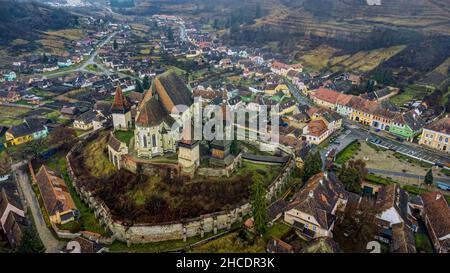 Vue sur le village médiéval saxon de Biertan et son église fortifiée.Photo prise le 20th novembre 2021 à Biertan, comté de Sibiu, Roumanie. Banque D'Images