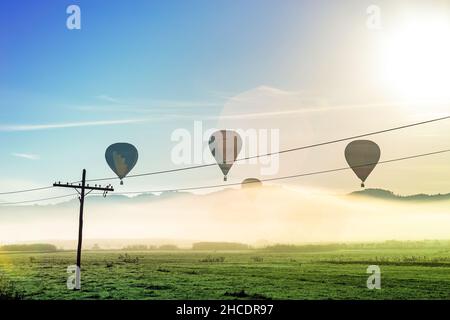 Silhouette de ballons d'air chaud se préparant au lancement dans une matinée brumeuse dans le comté de Maramures.Photo prise le 3nd octobre 2021 près d'un champ à Rogoz, Mar Banque D'Images