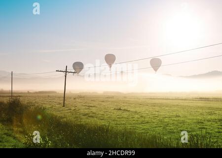 Silhouette de ballons d'air chaud se préparant au lancement dans une matinée brumeuse dans le comté de Maramures.Photo prise le 3nd octobre 2021 près d'un champ à Rogoz, Mar Banque D'Images