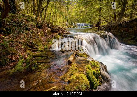 Juste une autre chute d'eau, l'une des nombreuses cascades rencontrées lors de trekking sur le parc national de Chaile Nerei-Beussita.Photo prise le 24th avril 2021 Banque D'Images