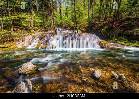 Juste une autre chute d'eau, l'une des nombreuses cascades rencontrées lors de trekking sur le parc national de Chaile Nerei-Beussita.Photo prise le 24th avril 2021 Banque D'Images