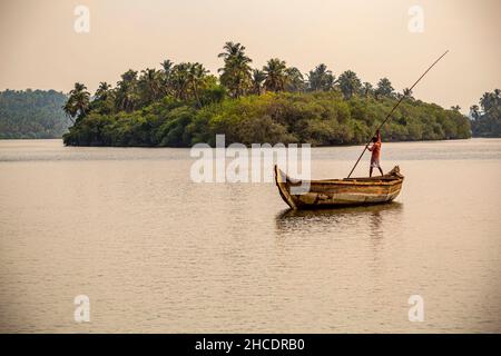 Un homme de bateau solitaire naviguant sur les canaux du Kerala Backwaters.Photo prise le 30th avril 2018 sur les eaux de Kannur, Kerala, Inde. Banque D'Images