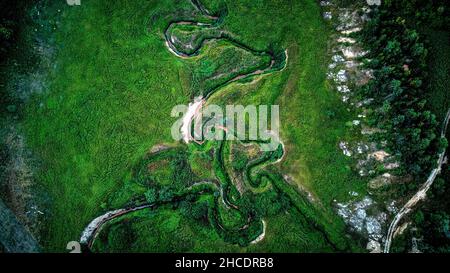 Le fond sec du lac karstique Zaton vu du drone.Photo prise le 31st juillet 2021 près de la ville de Ponoarele, comté de Mehedinti, Roumanie. Banque D'Images