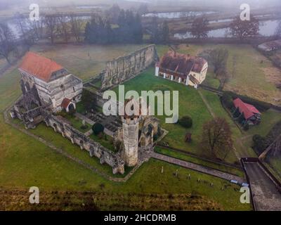 Vue de drone sur le monastère de Carta à moitié ruiné pendant une brumeuse, hiver, matin.Photo prise le 21st novembre 2021 dans le village de Carta, comté de Sibiu, tr Banque D'Images