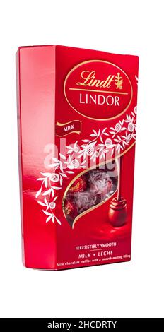 Norwich, Norfolk, Royaume-Uni – décembre 2021.Une boîte de chocolats Lindt Lindor coupée sur un fond blanc Uni Banque D'Images