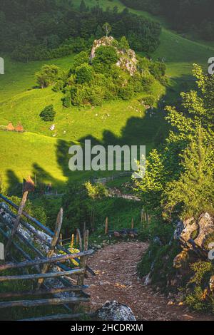 Vue d'été sur le Wolf Rock et vue sur un petit village de montagne isolé sur Fundatura Ponorului.Photo prise le 12th juin 2021 à Fundatura Pon Banque D'Images