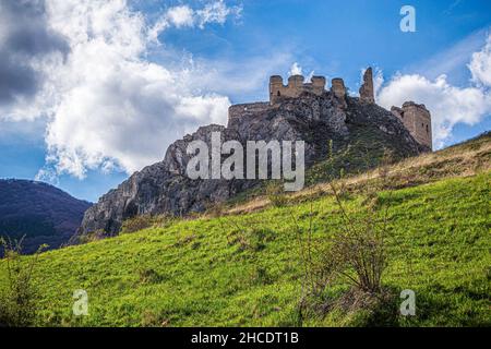 La forteresse de Trascaului a été construite vers l'année 1296 par le Trasgau Thoroczkay voievod après l'invasion de Tartar (Mongolie) en 1241.Maintenant se pose en ruines après Banque D'Images