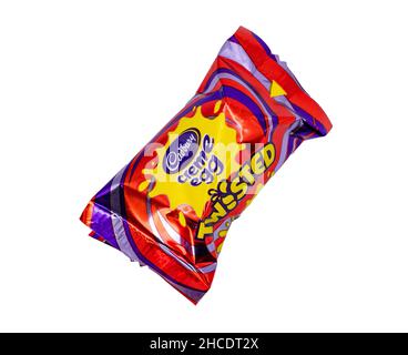 Norwich, Norfolk, Royaume-Uni – décembre 2021.Gros plan d'une barre de chocolat Twisted Ccrème Egg de Cadbury coupée sur un fond blanc Uni.C'est juste Banque D'Images