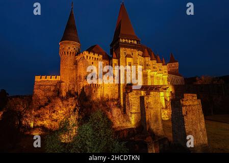 Château de Hunyad ou Corvin vu à l'heure bleue, à Hunedoara, région de Transylvanie, Roumanie.Photo prise le 21st novembre 2021. Banque D'Images