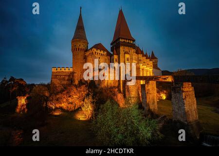 Château de Hunyad ou Corvin vu à l'heure bleue, à Hunedoara, région de Transylvanie, Roumanie.Photo prise le 21st novembre 2021. Banque D'Images