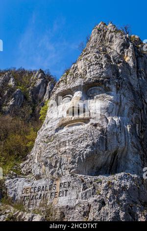 25 m (82ft) de haut se dresse la sculpture rocheuse de Decebalus, le dernier roi de Dacia sur les rives du Danube, Roumanie.Photo prise le 11th avril 20 Banque D'Images