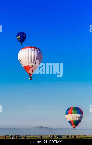 Ballons d'air chaud colorés volant dans un matin brumeux et contre un ciel bleu dans le comté de Maramures.Photo prise le 2nd octobre 2021 près d'un champ à Rog Banque D'Images