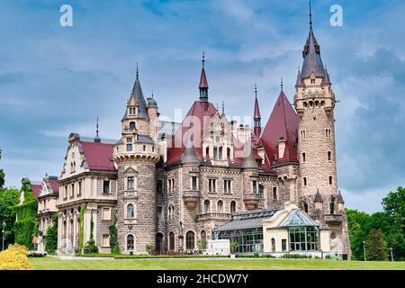 Gros plan du château de Moszna situé en Pologne Banque D'Images