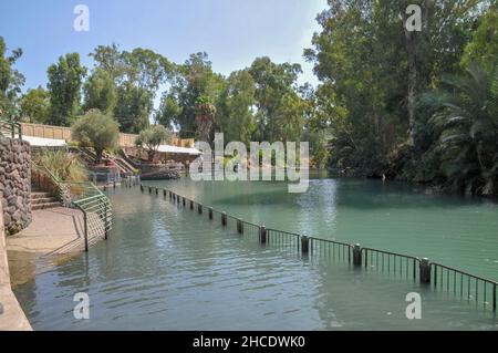 La Jordan River (rivière) ou le sud de la Jordanie comme vu à partir de l'endroit où Jésus-Christ a été baptisé par Jean le Baptiste Banque D'Images