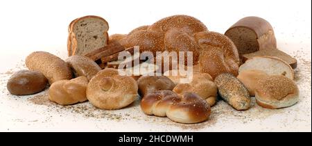 Divers types de pains et de petits pains fraîchement cuits, dont le blé entier, le seigle et le Challah sur fond blanc Banque D'Images