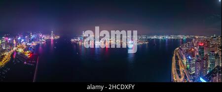 Cyberpunk humeur du paysage nocturne de Victoria Harbour, Hong Kong, panorama Banque D'Images