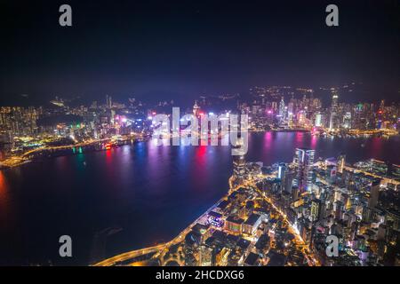 Cyberpunk humeur du paysage nocturne de Victoria Harbour, Hong Kong, panorama Banque D'Images