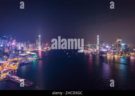 Cyberpunk humeur du paysage nocturne de Victoria Harbour, Hong Kong, panorama Banque D'Images