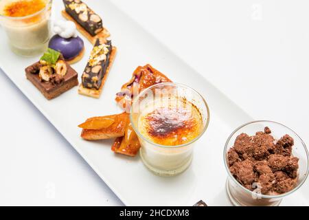 Plateau de desserts avec crème brûlée et gâteaux Banque D'Images