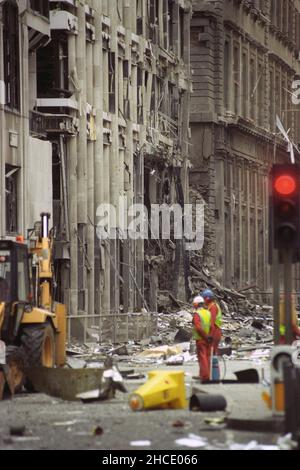 Photo du dossier datée du 25/04/93 des vestiges de l'église Saint-Ethelburga, qui se trouvaient entre deux blocs de bureaux, après l'attentat à la bombe de l'IRA contre la ville de Londres.Date de publication : le mardi 28 décembre 2021. Banque D'Images