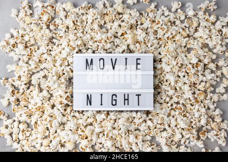 Soirée CINÉMA textuelle avec fond de pop-corn.Cinéma, cinéma, divertissement et en-cas à la maison.Vue de dessus, espace de copie Banque D'Images