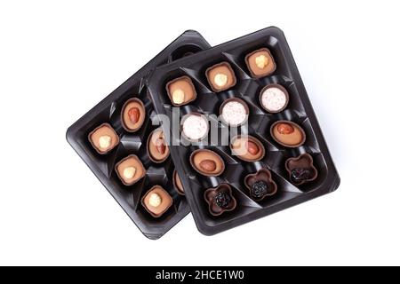 Bonbons au chocolat en boîte isolés sur fond blanc Banque D'Images