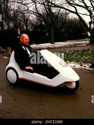 Photo du dossier datée du 10/01/85 de Sir Clive Sinclair faisant la démonstration de son véhicule électrique de C5, le tricycle alimenté par batterie et pédale, au Palais Alexandra.Sir Clive Sinclair, pionnier de l'informatique domestique, est décédé en 2021.Date de publication : le mardi 28 décembre 2021. Banque D'Images