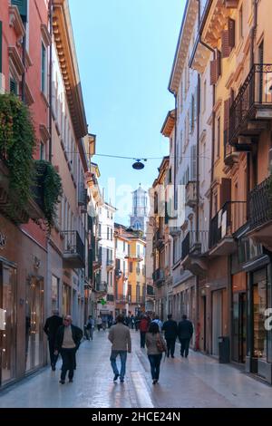 Promenade dans la rue via Giuseppe Mazzini, la vieille ville, Vérone, Vénétie, Italie,Europe Banque D'Images