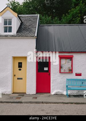 Village de Plockton sur les rives du Loch Carron à Lochalsh, Wester Ross, West Highlands, Écosse, Royaume-Uni Banque D'Images