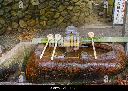 Le Japon, Kyoto, Fushimi Inari Taisha est le chef de culte du dieu Inari, situé dans le quartier de Fushimi, à Kyoto, au Japon. Le sanctuaire se trouve à la base d'un moun Banque D'Images