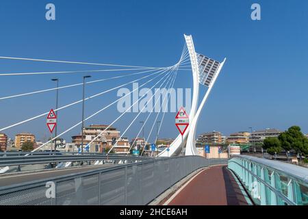 Paysage urbain, pont Ponte Flaiano, Pescara, Abruzzes, Italie,Europe Banque D'Images