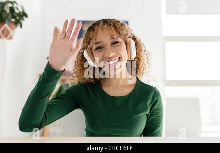 Maître de tatouage sérieux avec cheveux roses dans les gants en utilisant la machine de tatouage professionnelle tout en faisant le tatouage sur l'épaule du client dans le salon de tatouage moderne Banque D'Images