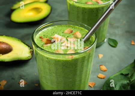 Verres avec smoothie vert sain à base d'épinards avocat et de feuilles de menthe Banque D'Images