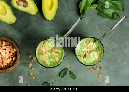 Vue de dessus des verres avec smoothie vert sain fait avec des épinards avocat et des feuilles de menthe Banque D'Images