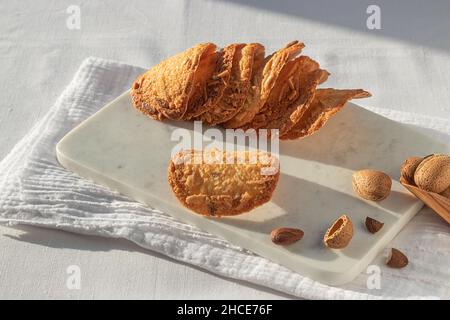 Vue de dessus de délicieux biscuits Almond Tiles placés sur l'assiette sur la nappe Banque D'Images