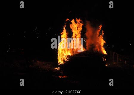 La célébration de la fête juive de Lag Baomer avec un feu de joie Banque D'Images