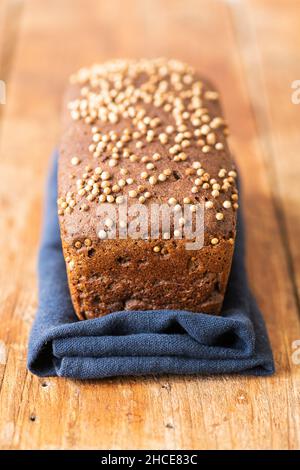 Célèbre pain russe de levain de seigle - Borodinskiy avec cardamome et malt sur un fond de bois.Gros plan. Banque D'Images