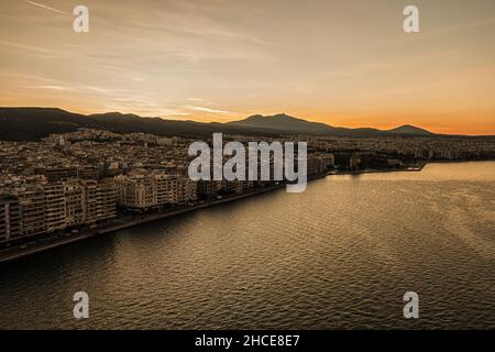 Vue aérienne au lever du soleil sur la célèbre promenade de la ville de Thessalonique, Grèce. Banque D'Images