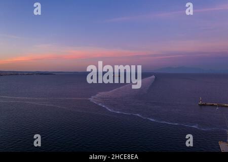 Un petit bateau dans la mer dans le golfe de Thermaikos quittant le port de Thessalonique. Banque D'Images