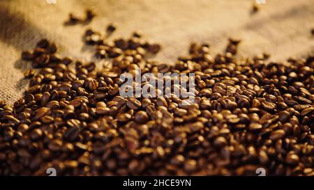 gros plan de grains de café torréfiés sur toile, image de stock Banque D'Images