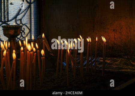 Les chandelles allumées dans l'intérieur de l'Agios Georgios (St. George) chapelle au sommet de la colline Lycavittos à Athènes, Grèce Banque D'Images