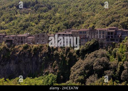 Vue panoramique sur la ville pittoresque de Castellfollit de la Roca à Gérone Banque D'Images