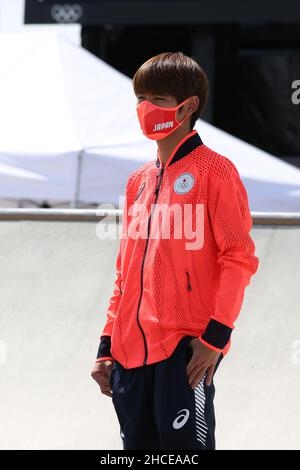 25th JUILLET 2021 - TOKYO, JAPON: HORIGOME Yuto du Japon sur le point de recevoir sa Médaille d'or dans le Skateboarding Men's Street à l'Olymp de Tokyo 2020 Banque D'Images